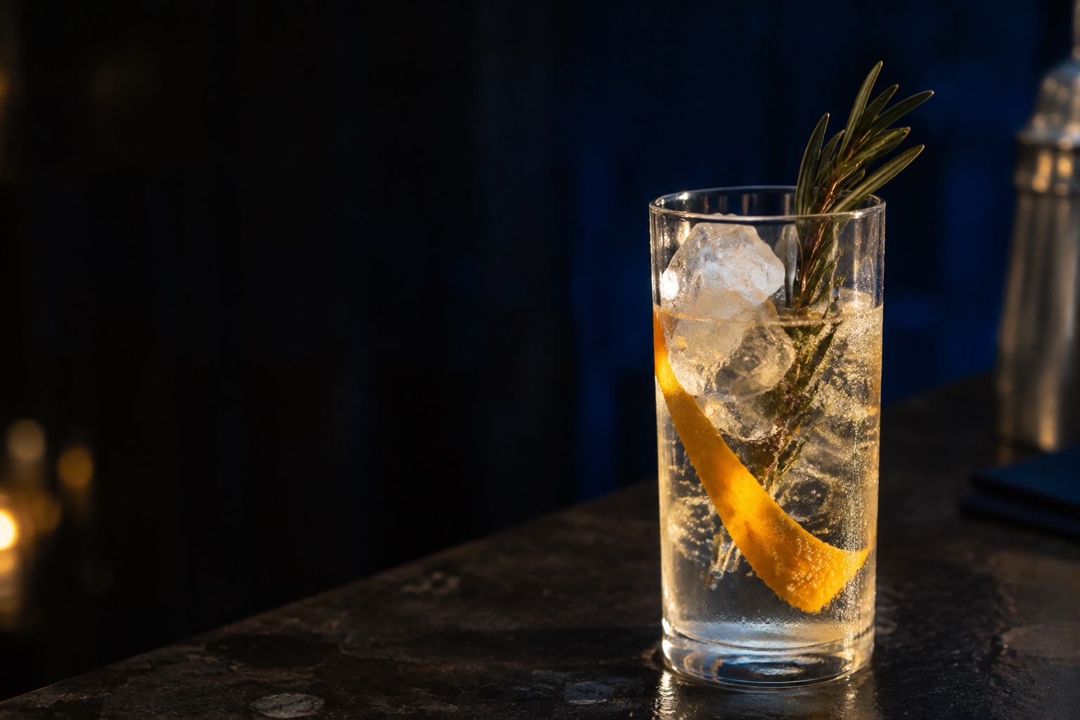 Highball sans alcool avec glace, zeste et romarin
